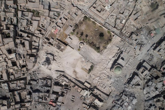 28 de junio — Una vista aérea muestra la mezquita al-Nuri destruida durante los combates entre las fuerzas de seguridad iraquíes y los militantes de ISIS en Mosul, Iraq.