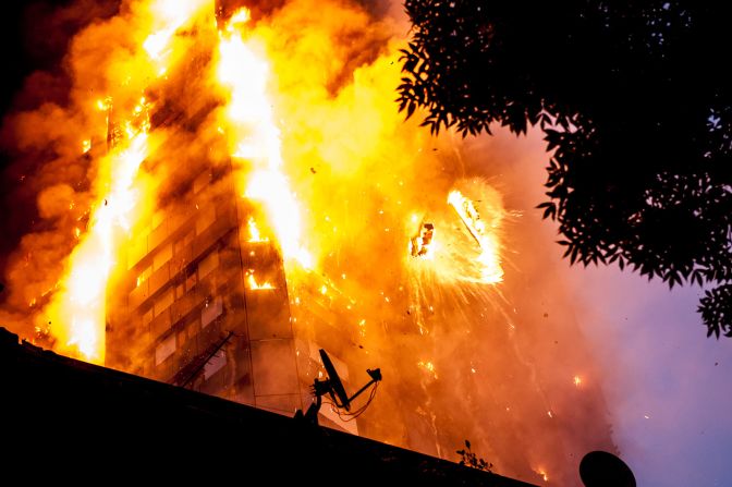 14 de junio — Restos ardientes caen de la Torre Grenfell, un alto edificio de apartamentos en Londres, durante un incendio voraz. Decenas de personas murieron y la primera ministra británica, Theresa May, anunció una investigación pública completa sobre el desastre.