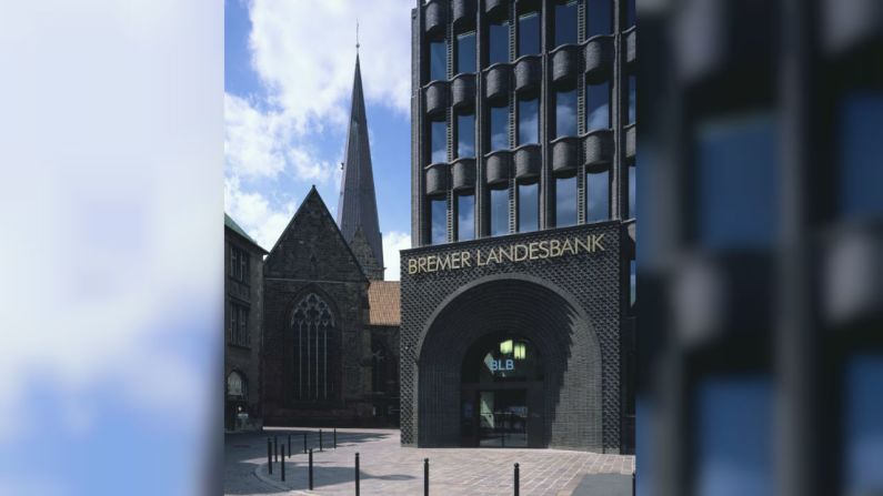 Las instalaciones del Bremer Landesbank, en Bremen, Alemania, de Caruso St. John, demuestra que los modernos edificios de oficinas también pueden ser parte de su propia era mientras se codean cómodamente con sus predecesores medievales y renacentistas.