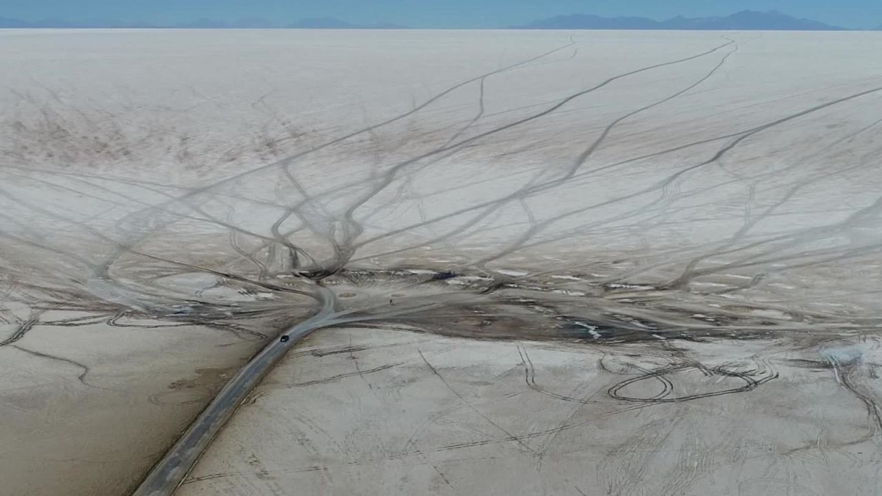 Bolivia se caracteriza por su cultura, su topografía y, también, por el inmenso Salar de Uyuni, el desierto de sal más grande del mundo. Este salar presenta tres fuerzas económicas fundamentales para el presente y el futuro del país.