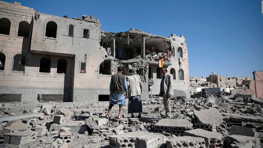 Foto de archivo. Un grupo de personas inspeccionan los escombros de un centro de detención hutí destruído por ataques aéreos de la coalición liderada por los saudíes en Sana, Yemen, el 13 de diciembre de 2017.