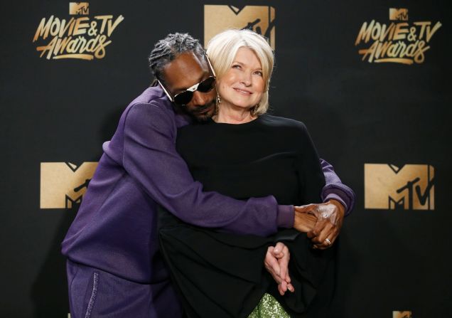 5 de julio — El rapero Snoop Dogg abraza a su copresentadora, Martha Stewart, durante los premios MTV Movie y TV Awards. Ambos presentaron el programa “Martha & Snoop’s Potluck Dinner Party” en VH1.