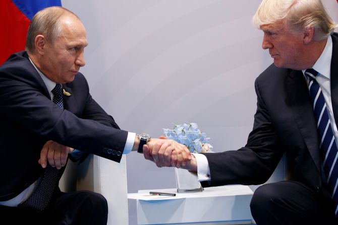 7 de julio — El presidente de Estados Unidos, Donald Trump estrecha la mano del presidente de Rusia, Vladimir Putin, durante una reunión que sostuvieron durante la Cumbre del G-20 en Hamburgo, Alemania. Los mandatarios hablaron por más de dos horas, entre los temas tratados estuvieron las interferencias en las elecciones presidenciales de Estados Unidos y la violencia en Siria.