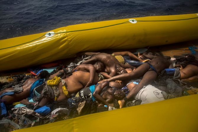 25 de julio — Los cuerpos de inmigrantes muertos yacen en un bote inflable en el Mar Mediterráneo, a 24 kilómetros al norte de Sabratha, Libia. Rescatistas salvaron a 167 inmigrantes y dicen que este fue uno de los peores casos de hacinamiento que han visto.