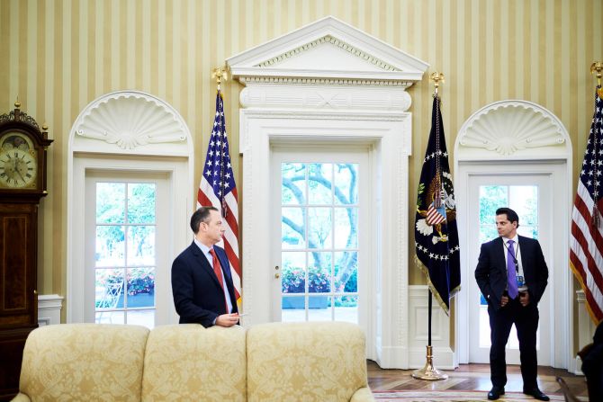 25 de julio — El jefe de gabinete de la Casa Blanca, Reince Priebus (izquieda), y el recién nombrado director de comunicaciones de la Casa Blanca, Anthony Scaramucci (derecha), escuchan al presidente Donald Trump durante una entrevista exclusiva con el Wall Street Journal en la Oficina Oval. Dos días más tarde, Scaramucci en entrevista con el programa “New Day” de CNN y vinculó a Priebus en un caso de filtración de información.