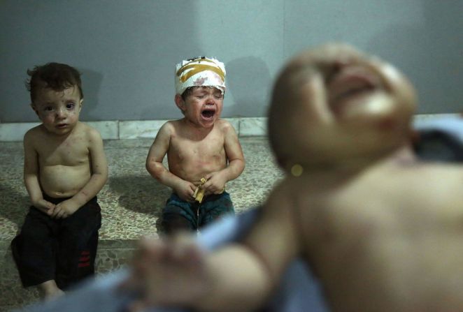 5 de agosto — Niños que resultaron heridos por un ataque aéreo esperan recibir tratamiento en un hospital improvisado en Jobar, Siria. El país ha estado sumido en una guerra civil desde 2011.