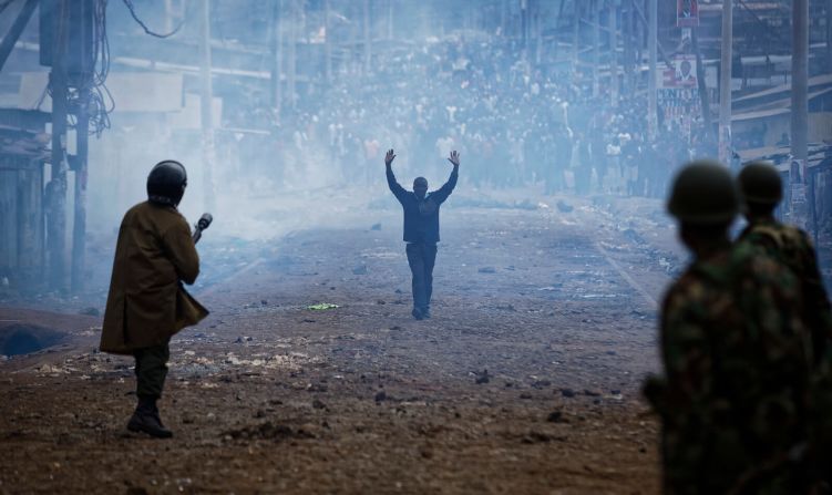 10 de agosto — Un hombre camina a través de una gruesa nube de gas lacrimógeno hacia la policía antidisturbios en Nairobi, Kenia. Luego de las elecciones presidenciales, se reportaron enfrentamientos entre la policía y manifestantes. En septiembre, la Corte Suprema de Kenia invalidó los resultados de estas elecciones y convocó a un nuevo proceso.