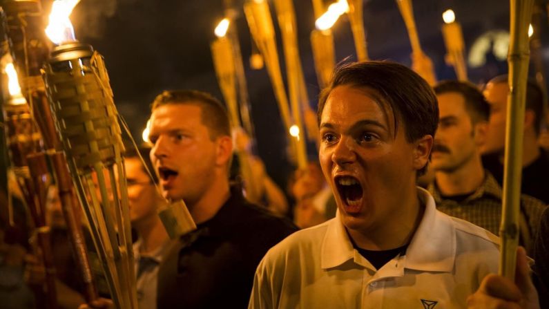 11 de agosto — Supremacistas blancos cantan en contra de manifestantes que protestaban en la Universidad de Virginia en Charlottesville. Entre los cánticos estaban “sangre y tierra” y “no nos reemplazarán”. El grupo se congregó alrededor de la estatua de Thomas Jefferson, antes de enfrentarse contra los manifestantes, según WWBT, afilada de CNN. Charlottesville se convirtió en el último campo de batalla del sur de Estados Unidos en la disputa para eliminar los monumentos confederados de los espacios públicos.