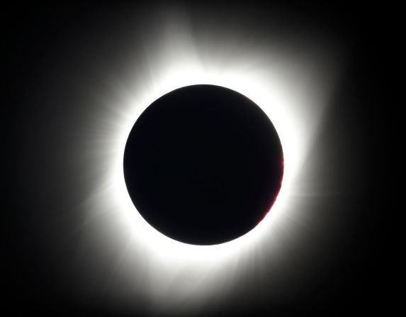 21 de agosto — La Luna cubre al Sol durante un eclipse solar total cerca de Redmond, Oregon.