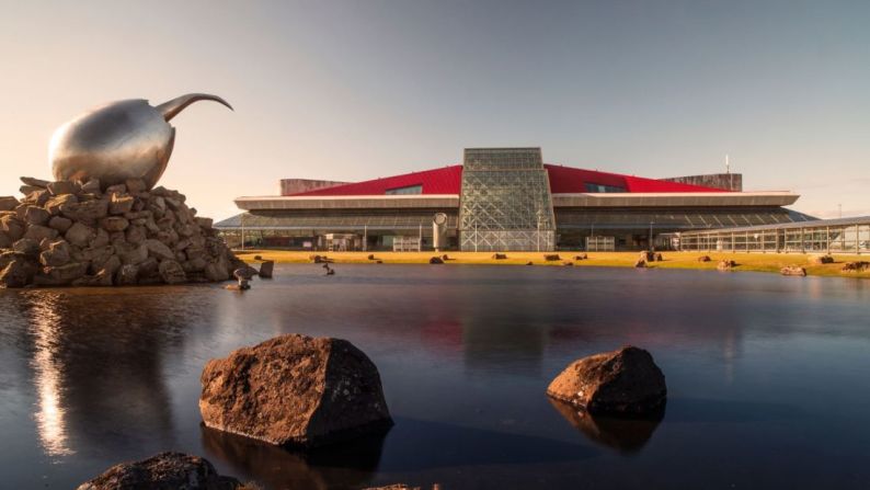 Aeropuerto Kevflavik, Islandia — En Kevflavik, el principal aeropuerto de Islandia, el 86,35% de los pasajeros que usaron las terminales de retroalimentación eligieron una cara sonriente de color verde oscuro o verde claro. Sus niveles de satisfacción son casi un 10% más altos que el promedio mundial.