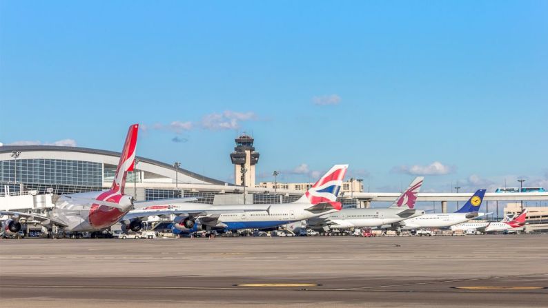 Aeropuerto Internacional Dallas Fort Worth, Texas, Estados Unidos — Este tal vez sea uno de los aeropuertos más concurridos del mundo, con 67 millones de pasajeros cada año. El nivel de satisfacción de los pasajeros fueron del 87,35%.