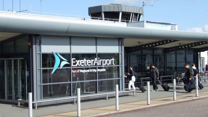 Aeropuerto Exeter, Gran Bretaña — El aeropuerto Exeter de Devon tiene a los clientes más felices de cualquiera de los 160 puntos a nivel mundial de los terminales HappyOrNot.