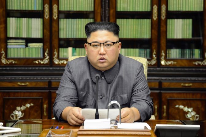 21 septiembre — En esta foto distribuida por el gobierno de Corea del Norte, el líder norcoreano Kim Jong Un entrega una declaración televisada y acusa al presidente estadounidense Donald Trump de estar "mentalmente trastornado". La contundente retórica de Kim se produjo después del duro discurso de Trump en la Asamblea General de la ONU.