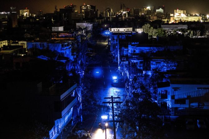 San Juan, Puerto Rico, vista durante un apagón después de que el huracán María tocara tierra. María fue la tormenta más fuerte en tocar tierra en Puerto Rico en 85 años. Llegó a la costa con vientos sostenidos de 249 km/h, haciendo colapsar la energía de toda la isla. Hubo árboles caídos, casas destruidas e inundaciones generalizadas.