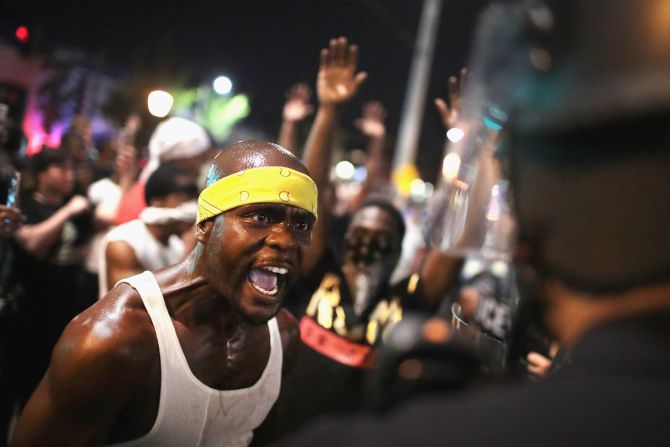 16 de septiembre — Los manifestantes se enfrentan a la policía en St. Louis mientras protestaban por la absolución de Jason Stockley, un exoficial de policía que fue acusado de asesinato. Lo que comenzó como protestas pacíficas se volvió hechos violentos por la noche. Oficiales de policía fueron atacados y algunos locales comerciales fueron destrozadas. Hubo decenas de arrestos.