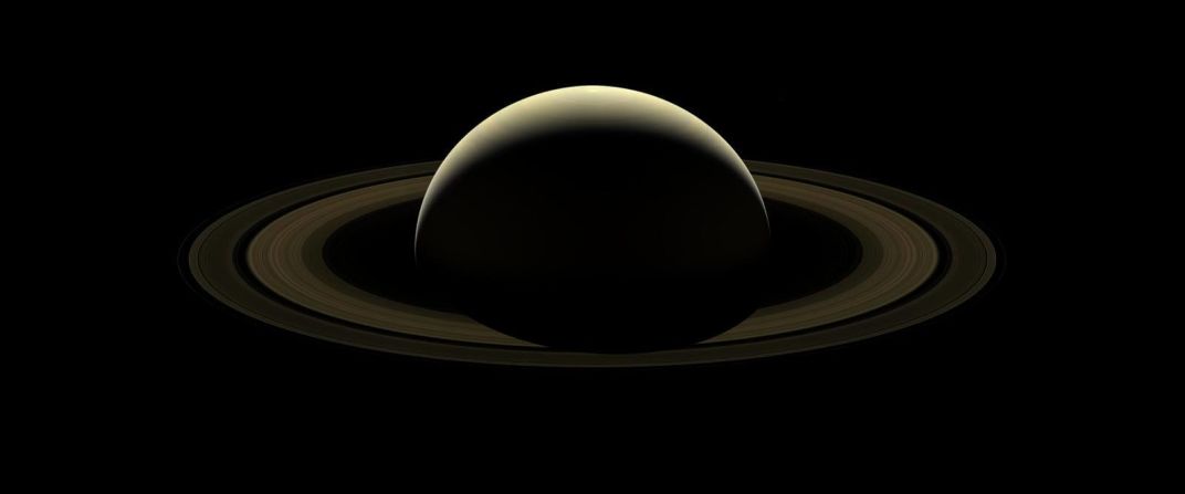 13 de septiembre — Este mosaico completo de Saturno, editado a partir de 42 imágenes de filtro rojo, azul y verde, fue la última foto tomada por la nave espacial Cassini de la NASA antes de que se hundiera deliberadamente en la atmósfera del planeta dos días después. Cassini pasó 13 años explorando el planeta y sus lunas.