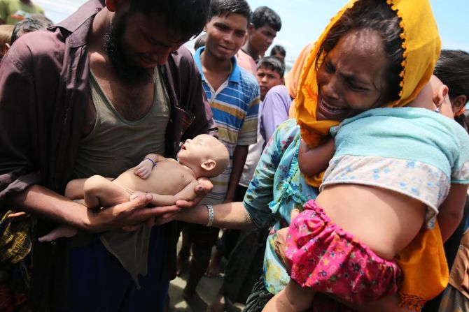 13 de septiembre — Refugiados rohinyás que huyen de Myanmar cargan a su pequeño hijo Abdul Masood, que murió cuando su bote se volcó justo antes de llegar a Bangladesh. Más de 500.000 rohinyás han huido a Bangladesh desde el 25 de agosto, según las Naciones Unidas. Los rohinyás son una minoría musulmana que vive en el estado Rakhine de Myanmar pero el gobierno no los reconoce como ciudadanos.