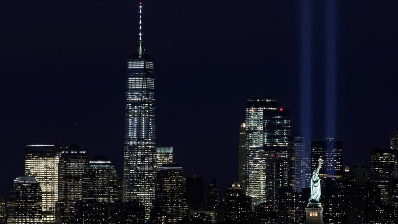 11 de septiembre — Dos columnas de luz azul representan las Torres Gemelas que fueron destruidas hace 16 años en los ataques terroristas del 11 de septiembre. El "Tributo en Luz" se presenta anualmente en la ciudad de Nueva York.