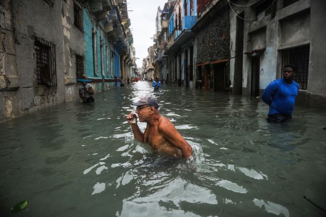 10 de septiembre — Un hombre camina por una calle inundada en La Habana, Cuba, luego de que el huracán Irma azotara al país.