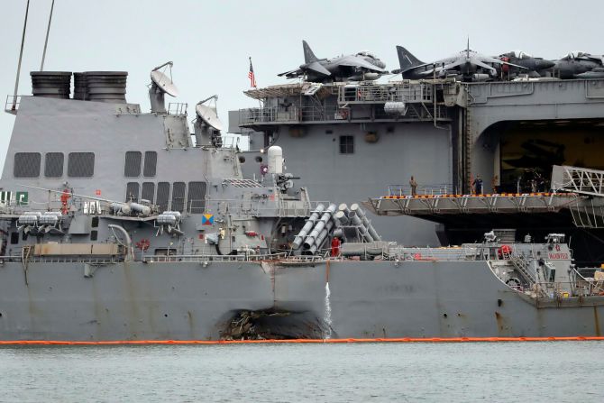 21 de agosto: El USS John S. McCain con daños después de que el buque destructor chocara con un barco petrolero cerca de Singapur. Diez marinos murieron.