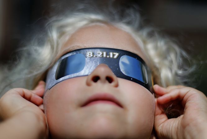 21 de agosto — Piper Truza usa lentes protectores para ver el eclipse solar en Detroit.