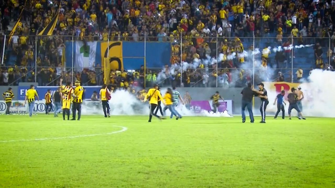 Suspenden semifinal de fútbol en Honduras por batalla campal de aficionados