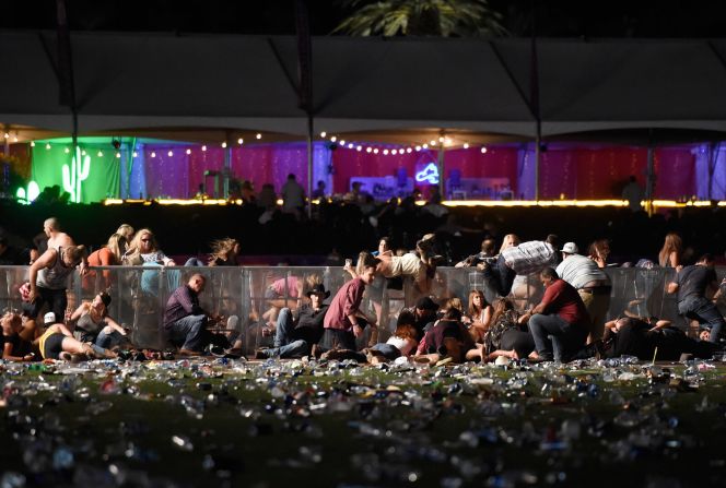 1 de octubre — Los asistentes a un concierto de country se lanzan sobre una cerca para protegerse de los disparos después de que sonaron las ráfagas en Las Vegas Strip. Al menos 58 personas murieron y casi 500 resultaron heridas cuando un hombre armado abrió fuego contra la multitud.