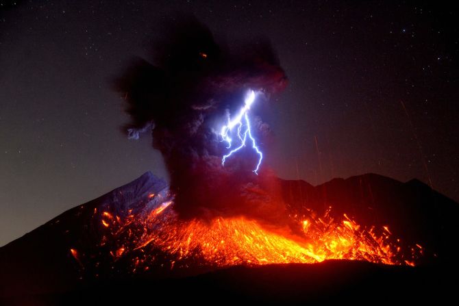 29 de septiembre — En esta imagen de larga exposición, el Monte Sakurajima entra en erupción en Tarumizu, Japón.