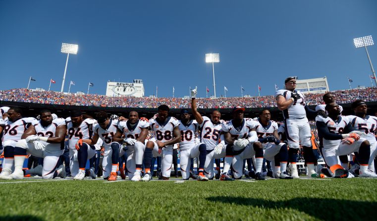 24 de septiembre — Antes de jugar contra los Buffalo Bills, los miembros de los Denver Broncos se ponen de rodillas durante el himno nacional. Todos los ojos estaban en los jugadores de la NFL ese domingo, un par de días después de que el presidente Donald Trump criticara duramente a los jugadores que han protestado durante el himno.