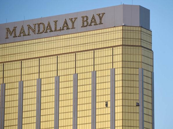 2 de octubre - Las ventanas rotas del hotel Mandalay Bay en Las Vegas se pudieron ver con más claridad la mañana después del mortal tiroteo en el festival de música.