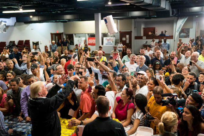 3 de octubre - El presidente de EE.UU. Donald Trump lanza rollos de toallas de papel mientras ayuda a repartir los suministros en Guaynabo, Puerto Rico, una de las zonas afectadas por el huracán María dos semanas antes.