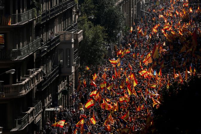 8 de octubre - Manifestantes se reúnen en Barcelona, España, para apoyar la unidad del país. Poco después ese mes, los líderes de la región autónoma de Cataluña votaron para declarar la independencia. El movimiento separatista ha dividido a Cataluña profundamente. Tras el voto de independencia, el gobierno central de España retiró del cargo a los líderes principales de Cataluña y disolvió el Parlamento regional.