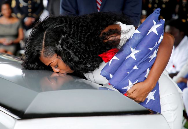 21 de octubre - Myeshia Johnson besa el ataúd de su esposo, el sargento La David Johnson, durante su funeral. El sargento Johnson y otros tres soldados estadounidenses fueron asesinados en una emboscada en Niger el 4 de octubre.