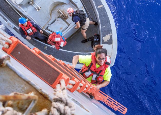 25 de octubre - Tasha Fulava sube a bordo del USS Ashland después de que el barco de la Armada la rescató a ella y a otra navegante estadounidense, Jennifer Appel, que pasaron más de 5 meses perdidas en alta mar.