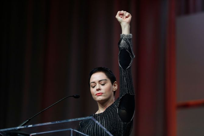 27 de octubre - La actriz Rose McGowan levanta su puño durante un contundente discurso en la Convención de Mujeres en Detroit. Fue la primera aparición pública de McGowan desde que salieron a la luz sus acusaciones contra el productor Harvey Weinstein.