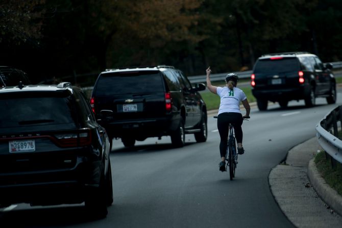 28 de octubre - Una ciclista le muestra el dedo de en medio a la caravana del presidente Trump.