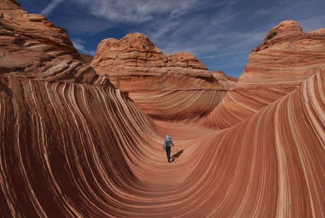 30 de octubre - Un caminante avanza entre los surcos en forma de U en Page, Arizona.