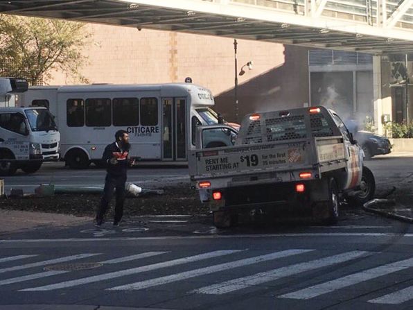 31 de octubre - Un agente de policía dice que esta foto, tomada de Twitter, muestra al sospechoso del ataque de Nueva York, que embistió a la multitud en una ciclovía en Manhattan.