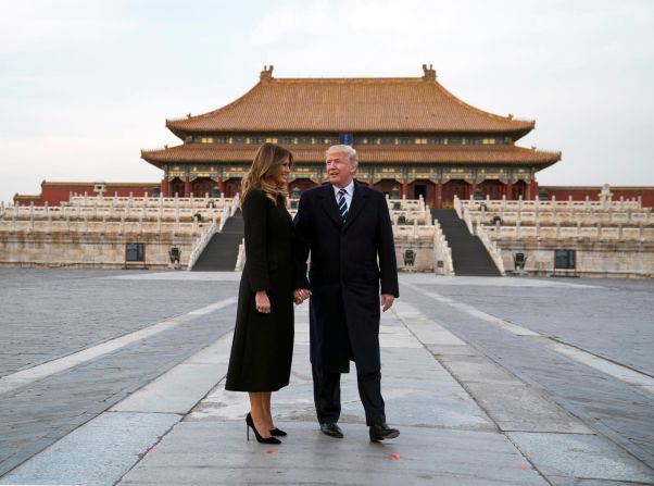 8 de noviembre - El presidente Donald Trump y su esposa, la primera dama Melania Trump, posan para una foto en la Ciudad Prohibida de China. Trump es el primer líder extranjero en tener una cena oficial en el palacio desde la fundación de la República Popular China en 1949.