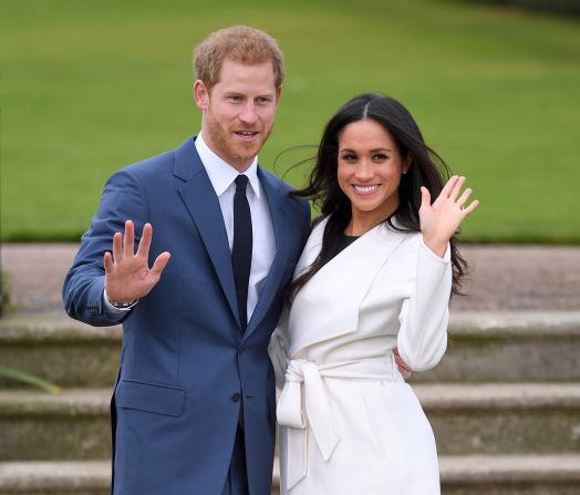 27 de noviembre - El príncipe Enrique y su novia Meghan Markle posan para una foto en el Palacio de Kensington tras anunciar su compromiso.