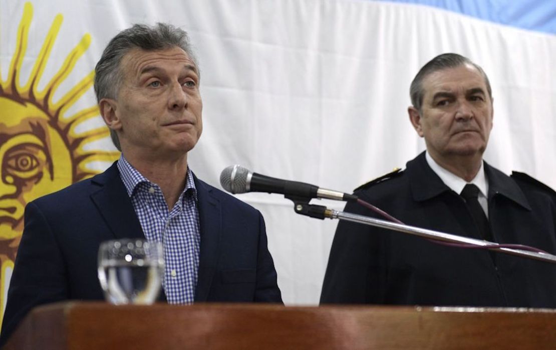 El Jefe del Estado Mayor de la Armada argentina, almirante Marcelo Srur (derecha), junto al presidente del país, Mauricio Macri, durante una conferencia de prensa sobre la desaparición del submarino ARA San Juan, realizada el 24 de noviembre de 2017.