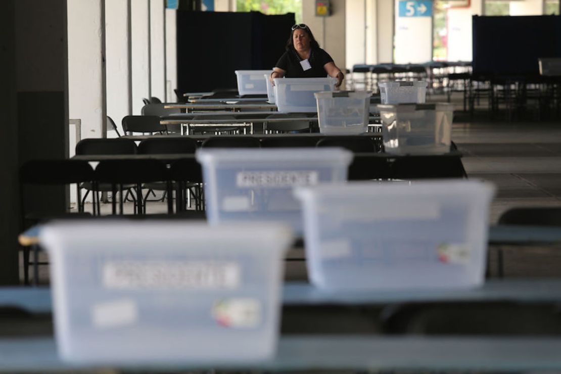 Instalación de urnas en el Estadio Nacional de Santiago de Chile para la segunda vuelta presidencial.