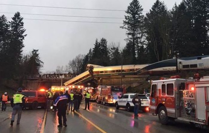 El gobernador de Washington publicó un tuit agradeciendo a los servicios de emergencia y diciendo que estaban "rezando por todos a bordo del tren".