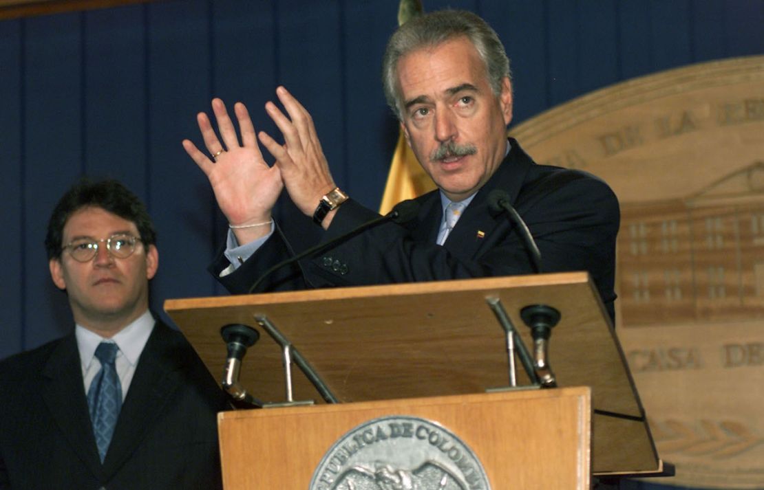 Imagen de archivo. Gustavo Bell (izquierda), en ese entonces Ministro de Defensa de Colombia, acompaña al presidente Andrés Pastrana en una conferencia de prensa sobre las medidas de seguridad que se tomarían previo a las elecciones presidenciales de 2002.