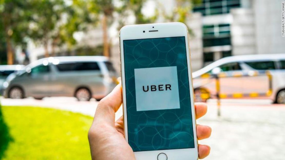 Uber es una plataforma tecnológica que conecta a conductores con pasajeros.