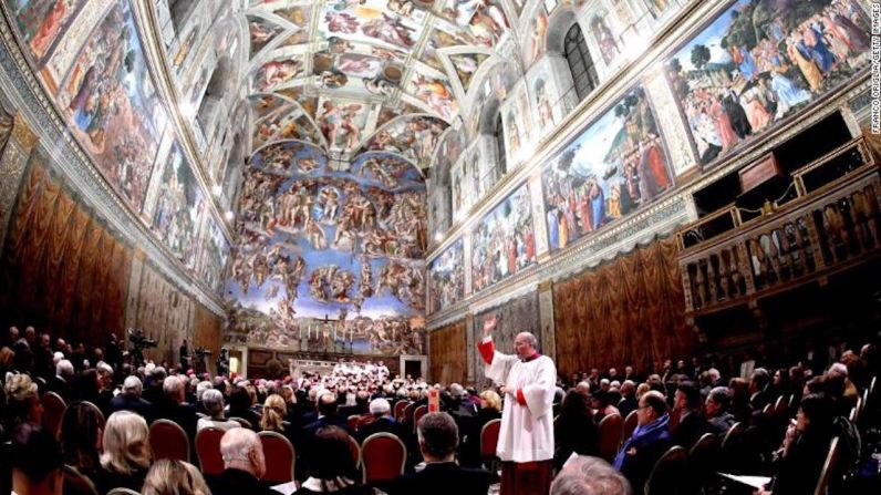 ¿Qué podría ser más navideño que pasar parte de la temporada en la Ciudad del Vaticano? En esta foto, la Basílica de San Pedro y la Capilla Sixtina.