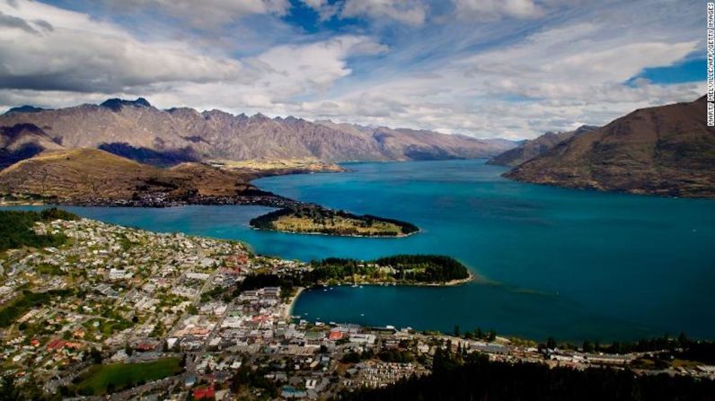 ¿Qué tal una Navidad en Queenstown, Nueva Zelandia? Disfruta de las vistas del lago Wakatipu con la cordillera Remarkables en el fondo.