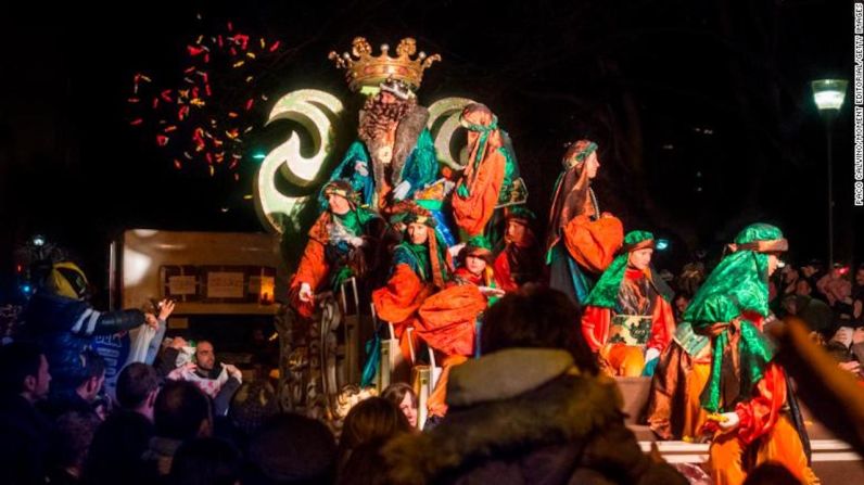 El rey Gaspar regala dulces en el desfile del Día de los Reyes Magos en Terrassa, una ciudad no muy lejos de Barcelona, España.