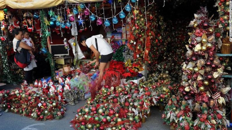 Clientes compran decoraciones navideñas en un puesto callejero en el mercado de agricultores en los suburbios de Manila. Filipinas es el bastión del catolicismo romano en Asia y celebra la temporada navideña más larga del mundo.