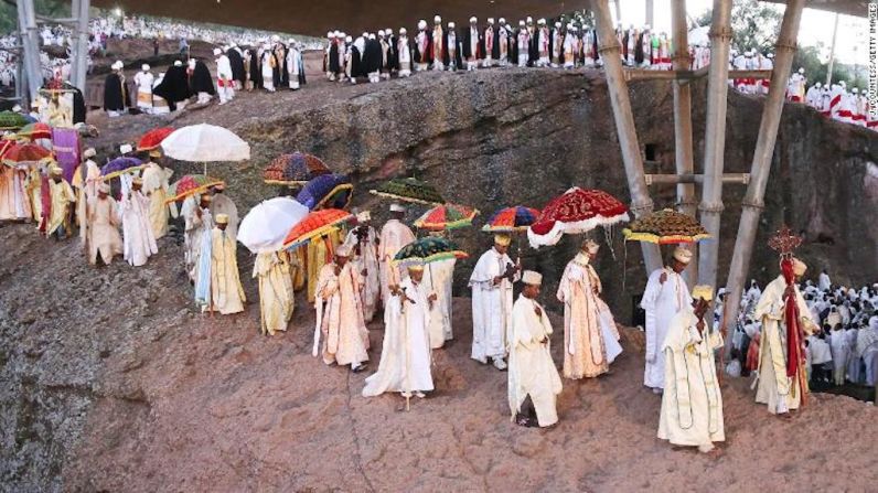 Sacerdotes y diáconos marchan en una procesión alrededor de la iglesia Beta Mariam en Lalibela, Etiopía. Miles de seguidores de la fe ortodoxa llegan a este lugar a observar la Navidad Ortodoxa.